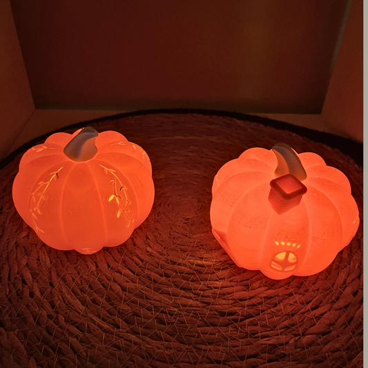 Herbstdeko Kürbis-Set – 2x 3D-Kürbis mit LED-Effekt – Handmade Deko für Halloween & Wohnzimmer