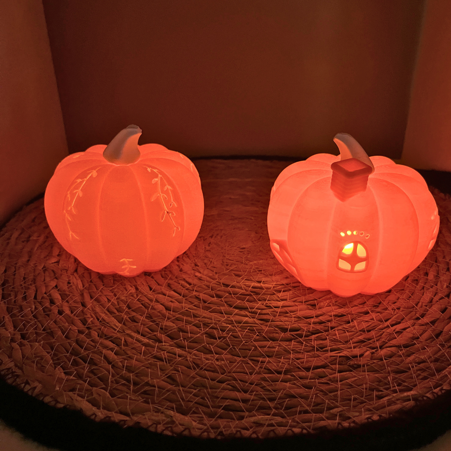 Herbstdeko Kürbis-Set – 2x 3D-Kürbis mit LED-Effekt – Handmade Deko für Halloween & Wohnzimmer