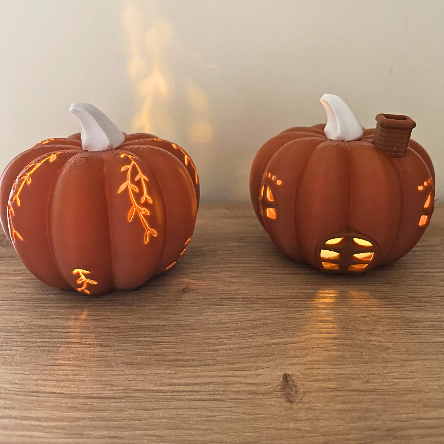 Herbstdeko Kürbis-Set – 2x 3D-Kürbis mit LED-Effekt – Handmade Deko für Halloween & Wohnzimmer